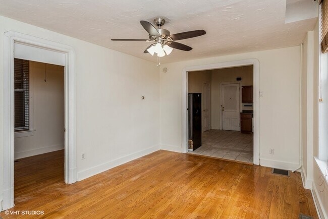 Foto del edificio - 2248 N Southport Ave