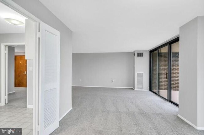 Foto del edificio - 250 S Reynolds St