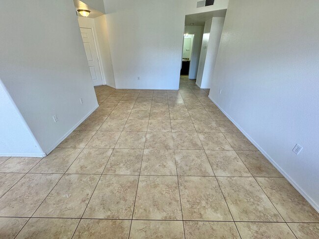 Foto del edificio - SPACIOUS 3 BEDROOM, 2 BATHROOM UPGRADED CO...