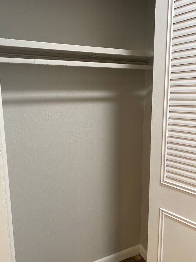 Building Photo - Renovated 2 BR, 2 BA Apartment, Easy Acces...