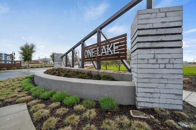 Building Photo - 2451 Lake Club Dr