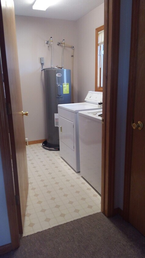laundry room - 601 Thomas Dr