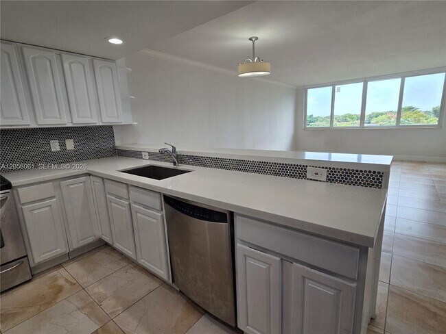 Building Photo - 9001 SW 77th Ave