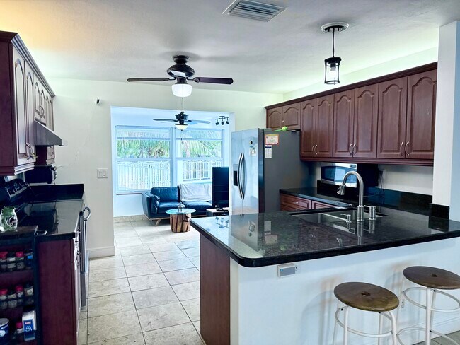 Foto del edificio - 4540 SW 28th Terrace