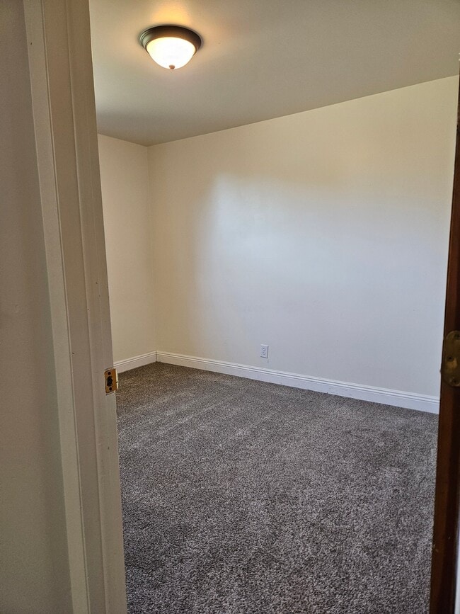 Building Photo - 351 W 200 S