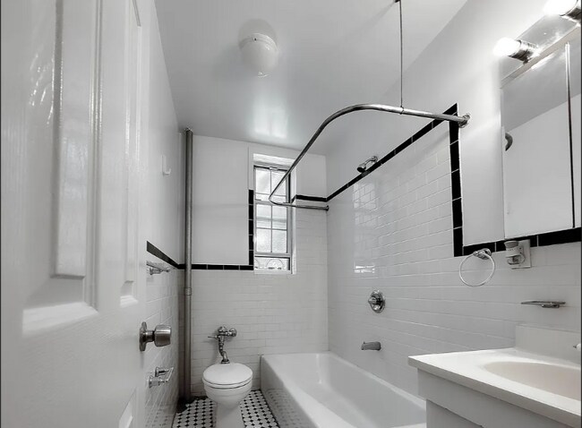 Building Photo - 118 W 13th St