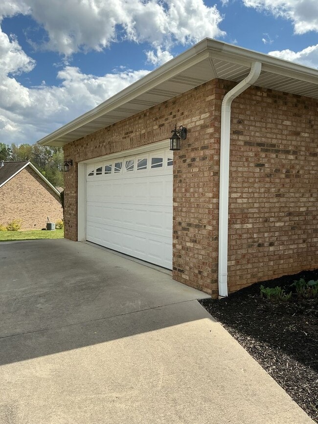 Building Photo - YOUR NEW LUXURY HOME!!!!!!!