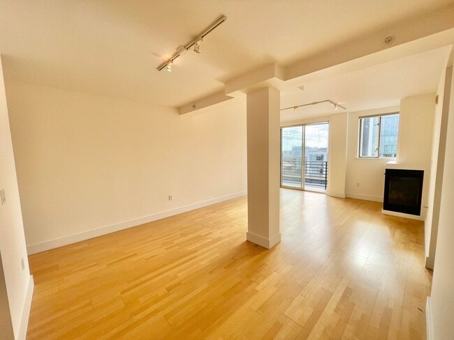 Building Photo - Top Floor 2 bed / 2 bath, city views from private balcony, Garage, In Unit Laundry, Centrally Loc...