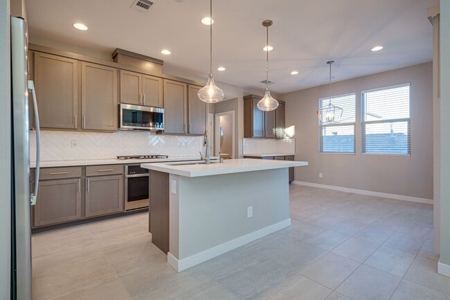 Foto del edificio - Tri-Level Three Bedroom Home with Spectacular City & Mountain Views