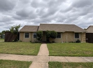 Building Photo - 515 English Oak St