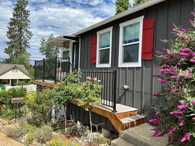 Building Photo - Adorable 2 Bedroom One Bathroom Home Close to Downtown Grass Valley and Shopping