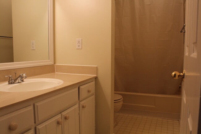 Building Photo - Charming Townhome