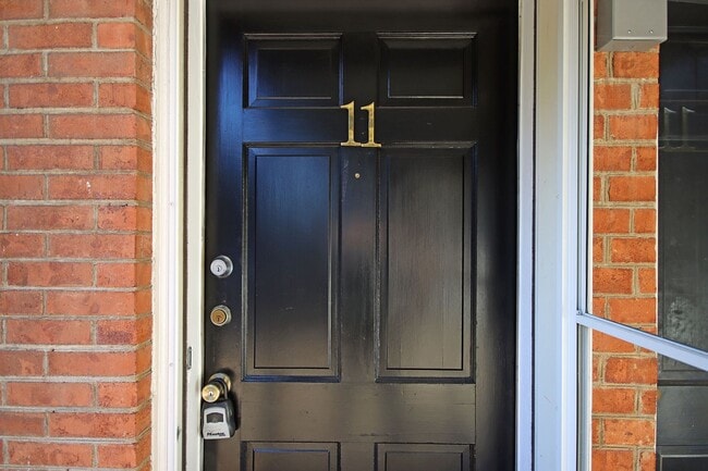 Building Photo - Student-Friendly Ground-Level Apartment Near The School of Data Science