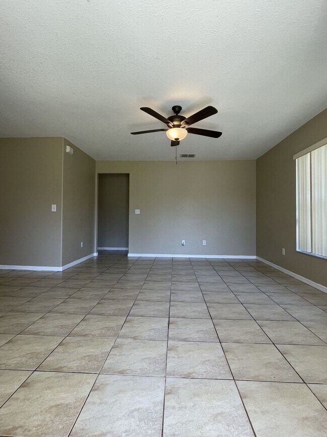 Foto del edificio - "FREE RENT" 3 bed / 2 bath duplex now avai...