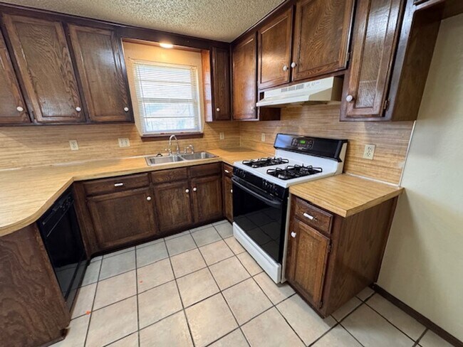 Foto del edificio - 2 bed, 1 bath, 1 car garage duplex with 2 car driveway for rent in southwest OKC near SW 89th and...