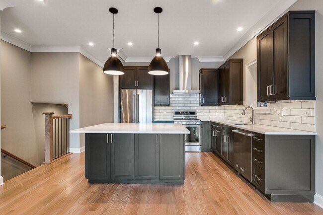 Foto del edificio - 2324 N Southport Ave