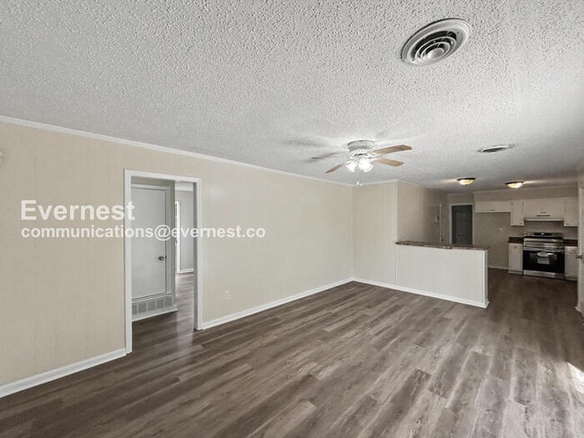 Building Photo - 3 Bed/2 Bath Home with Carport / Pet-Friendly / Available Now!