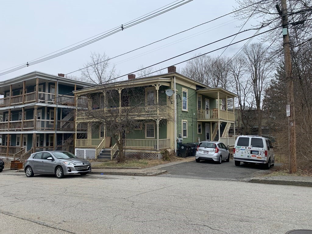 115 High St Unit 2L, Southbridge, MA 01550 Room for Rent in