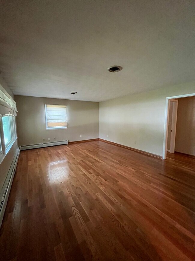 Building Photo - Beautiful 3 Bedroom Home in Normal!