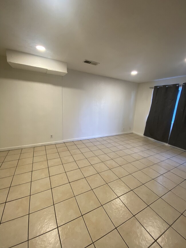 Building Photo - 3044 Amherst Dr