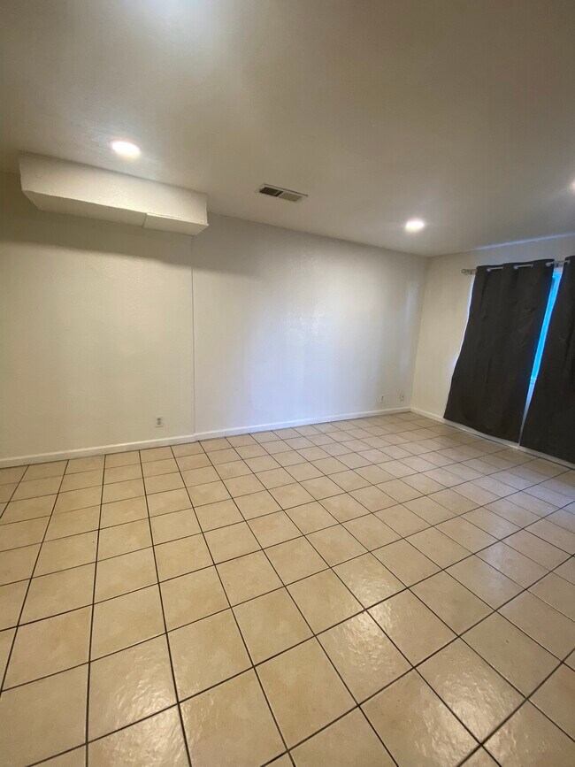 Foto del edificio - 3044 Amherst Dr