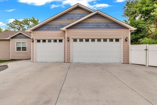 Building Photo - Beautiful and Spacious 4 bedroom 3.5 bath ...