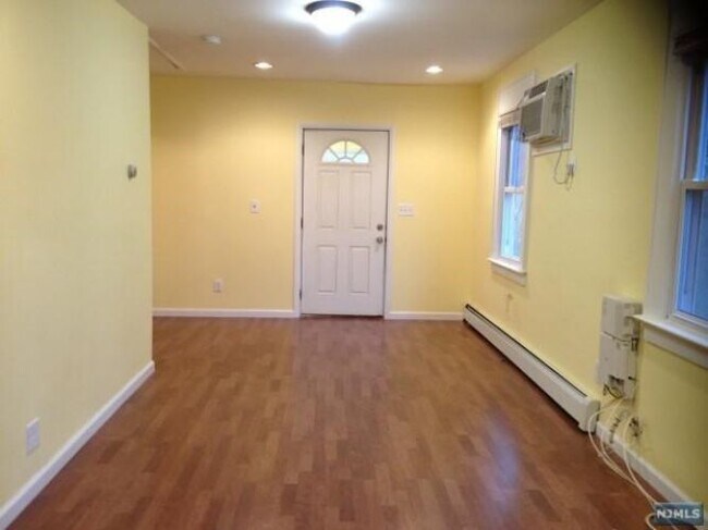 Building Photo - 585 Barnett Pl