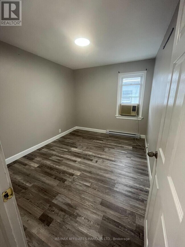 Photo du bâtiment - 907 SECOND STREET E