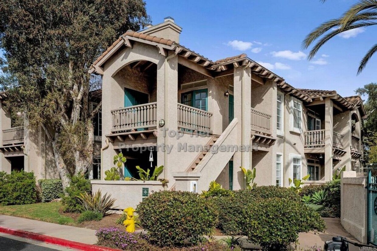 Foto principal - Beautifully Updated 2-Bedroom, 2-Bath Cond...