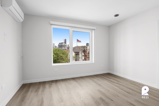 Building Photo - 670 N May St