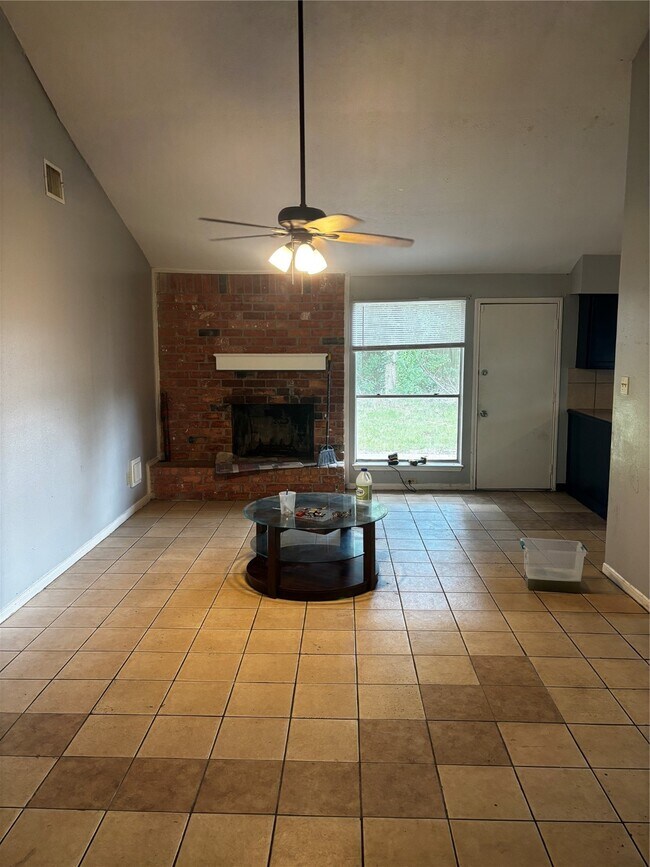 Foto del edificio - 7715 Waterchase Dr