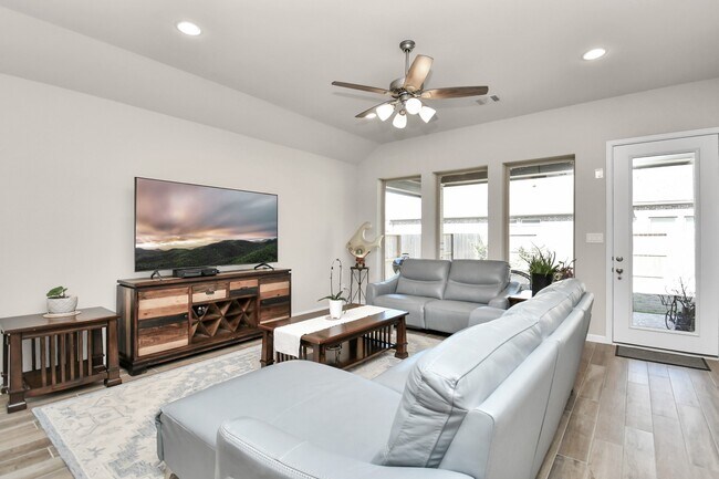 Foto del edificio - 5043 Morrison Dr