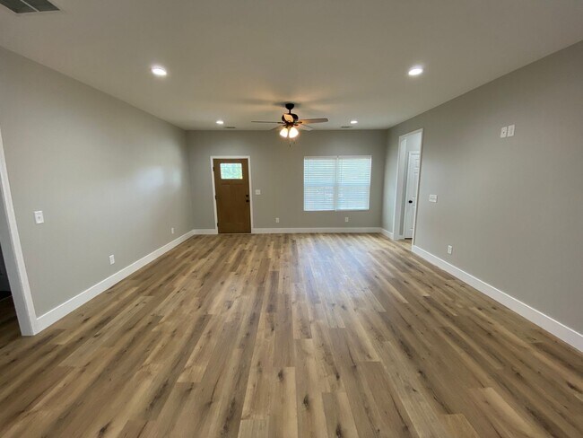 Building Photo - 6 Glenwood School Rd NE