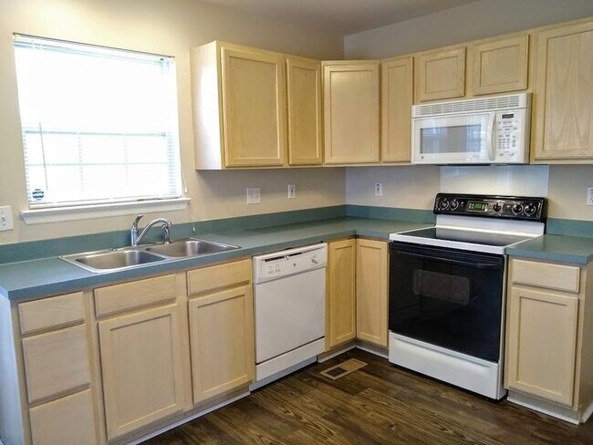 Lots of cabinet space. - 5133 Bay Overlook Dr