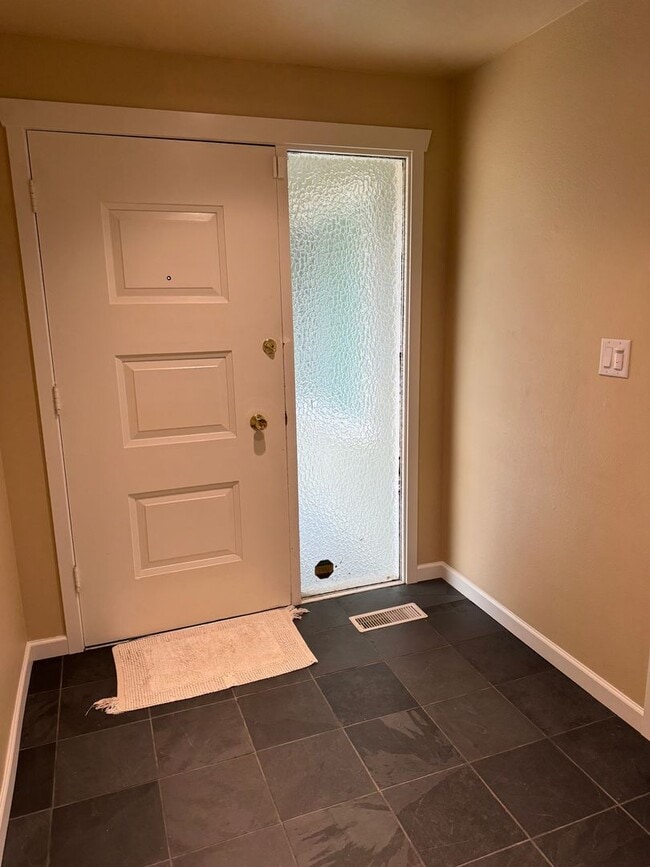 Building Photo - UPDATES GALORE with a private feeling