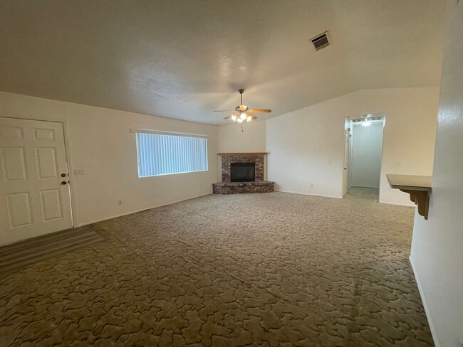 Building Photo - Apple Valley Home- 3 Bedrooms, 2 Bathrooms...