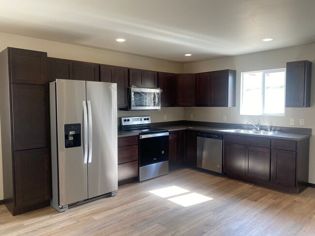 Building Photo - 5 BED | 2 BATH | DOUBLE GARAGE | BRAND-NEW...