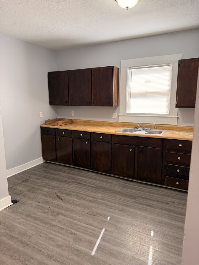 Building Photo - 958 Strouse Ave