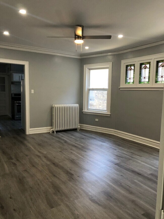 Building Photo - 2418 W Lunt Ave