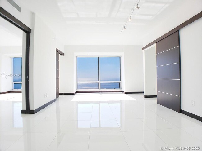 Building Photo - 1425 Brickell Ave