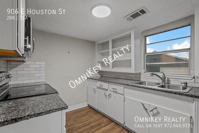 Building Photo - 906 E Houston St
