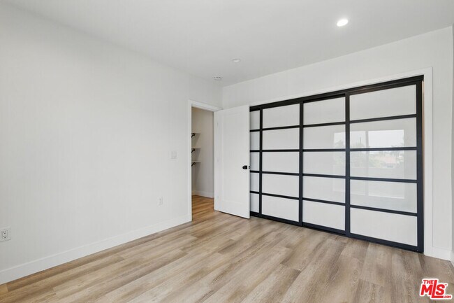Foto del edificio - 6350 Willoughby Ave
