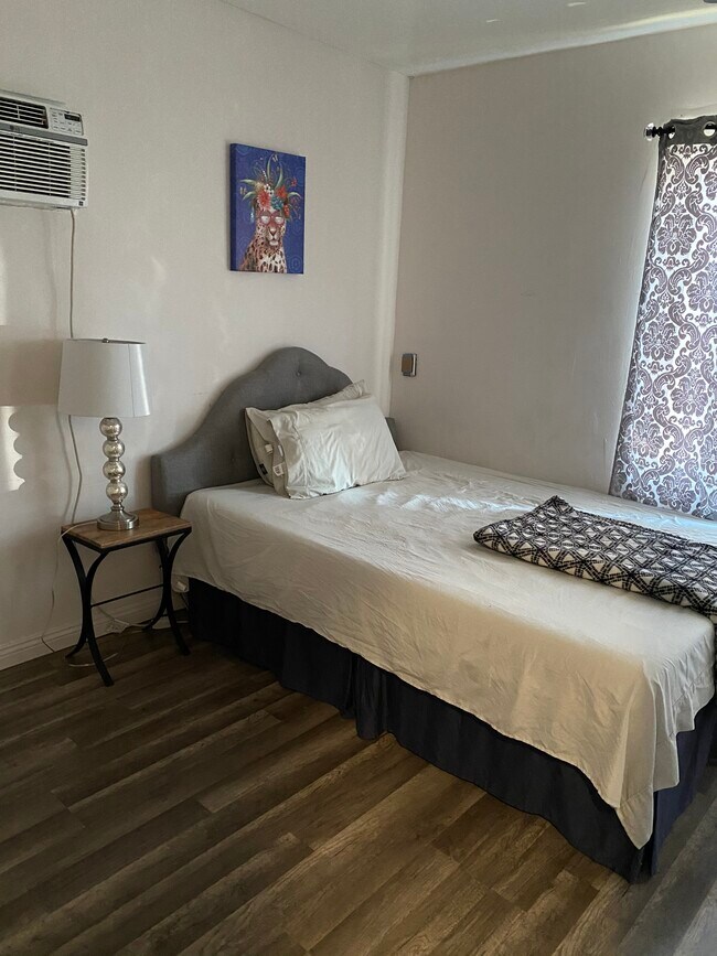 Foto del edificio - 1646 N Alexandria Ave