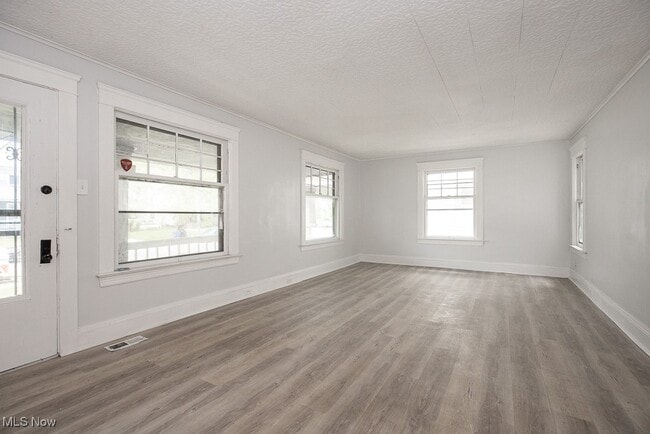 Building Photo - 15409 Grovewood Ave
