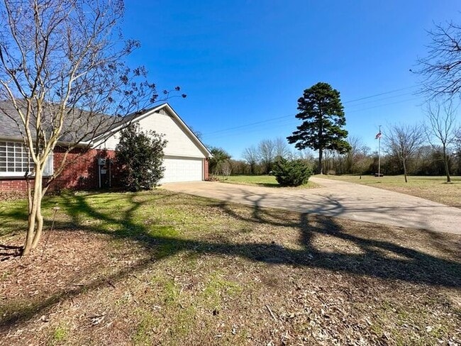 Building Photo - Tour Today! 3/2/2 On 1 Acre in Brownsboro!