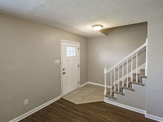 Building Photo - UPDATED 3 bed, 2.5 bath duplex on cul-de-s...