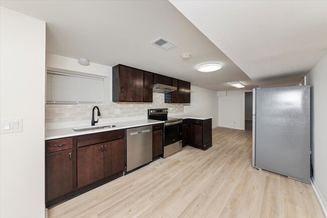 Foto del edificio - 5639 N Artesian Ave