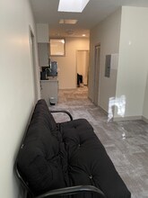 Building Photo - 1417 W 9th St