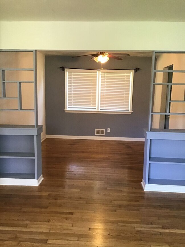 Foto del edificio - Spacious 3 bedroom 1 bath available soon (...