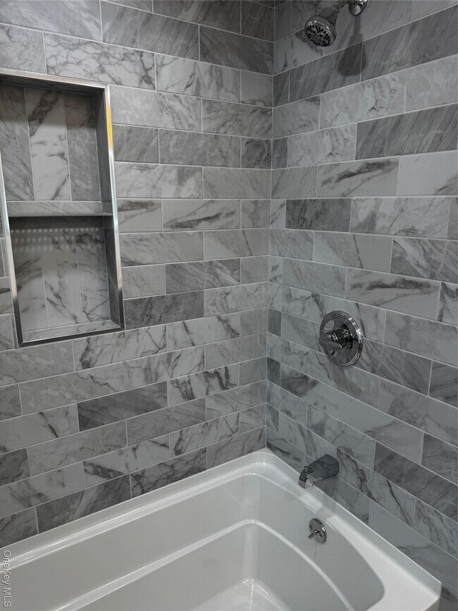 Foto del edificio - 8064 Albany Post Rd